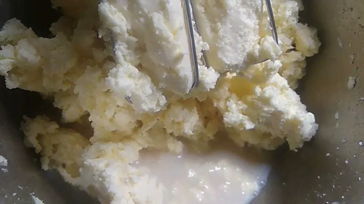 Сливочное масло из коровьего молока.