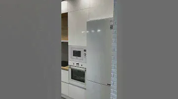 Белая глянцевая кухня под потолок, с деревянной столешницей в ЖК Прибалтийский. Кухни Проша
