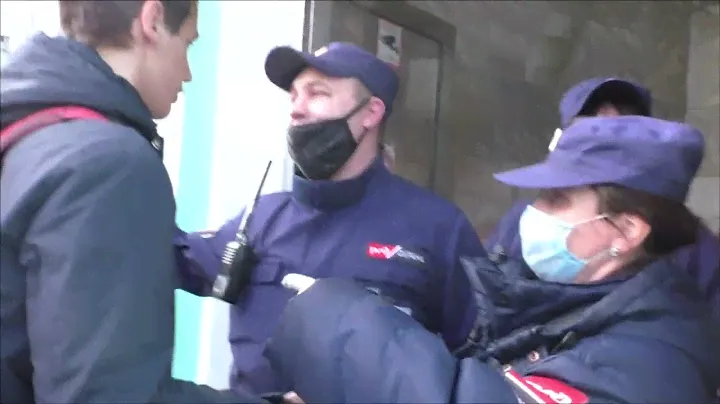 Лагерь от РЖД. Сб и менты не дают свободно перемещаться людям внутри Белорусского вокзала.