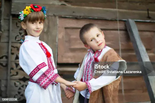 Маленькие Мальчик И Девочка В Славянской Национальной Одежде На Деревянном Фоне Белорусские Или Украинские Дети В Вышитых Рубашках — стоковые фотографии и другие картинки Вышивка