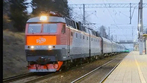 "Белорусский вояж" ЧС7-005 с прицепными туристическими вагонами и поездом "Беларусь" Минск-Москва
