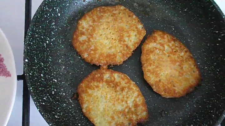 Белорусская кухня. Драники со шкварками и луком.