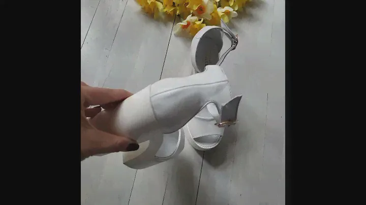 Женские кожаные босоножки на высоком каблук