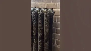 Дизайнерский радиатор чугунный в санузле частного дома.