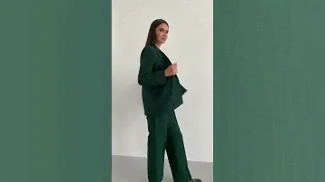 Зеленый брючный костюм от бренда URS