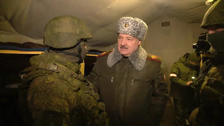 Лукашенко на полигоне: Зимняя обувь? Нормальная? // Обуз-Лесновский