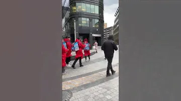 Сегодня парни в необычной курьерской форме дарили прохожим цветы около станции метро Белорусская