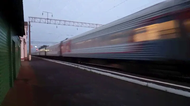 Электровоз Эп-20 с поездом Москва-Калининград, проезжает станцию Сафоново.
