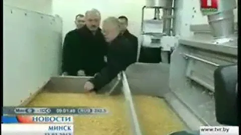 Лукашенко трогает макароны, которые потом продают